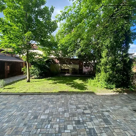 Cerny Tulipan - 4 アパート